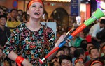 Nữ CĐV tưng bừng ăn mừng chiến thắng của đội tuyển Việt Nam