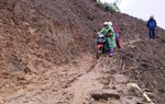 Sơn La: Trường ngập trong nước, giáo viên lội bùn đi dạy vì mưa lũ