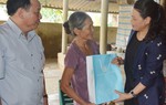 Chủ tịch Hội LHPN VN thăm hỏi hội viên phụ nữ bị thiệt hại do mưa lũ ở Hà Tĩnh