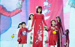 Nữ sinh ung thư vú đội tóc giả diễn thời trang