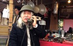 Phạm Xuân Nguyên đội mũ sắt phòng không hòa mình vào Hà Nội xưa