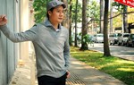 Ca sĩ Quang Dũng và ly kem ngọt ngào trên con đường vàng nắng