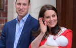 Công nương Kate Middleton và Hoàng tử William 'khoe' Hoàng tử mới chào đời