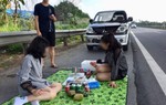 'Mở tiệc' trên cao tốc, tài xế bị phạt tiền, tước giấy phép lái xe