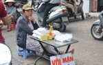 Vỉa hè TPHCM tái diễn cảnh xô bồ, lộn xộn