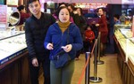 Chị em đội mưa xếp hàng mua vàng ngày Thần Tài 