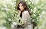Hoa khôi Miss Photo Vũ Hương Giang mơ màng bên cúc họa mi