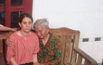 Mẹ già ngất xỉu khi thấy con gái trở về sau 22 năm lưu lạc tại Trung Quốc