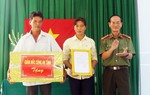 Hội Phụ nữ Công an tỉnh Quảng Ngãi trao mái ấm tình thương cho phụ nữ khó khăn