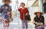 Người miền Trung vừa bán vừa khóc với tôm hùm giá rẻ ở vỉa hè Sài Gòn