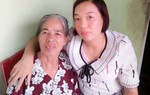 Mẹ già sững sờ khi thấy con gái trở về sau 18 năm bị lừa bán