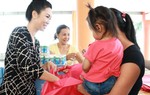 Á hậu Trịnh Kim Chi và các 'mỹ nhân lô tô' trao quà Tết cho trẻ khó khăn