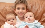 3 anh em sinh ba ra đời cách nhau 7 năm 