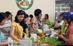 Phiên chợ xanh tử tế thu hút người nội trợ Sài Gòn 