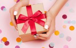 Bi hài bố mẹ già muốn lưu giữ kỷ vật cũ, con thích sắm đồ hiện đại