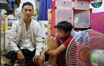 Xót xa cảnh ‘gà trống nuôi con’ sau tai nạn giao thông