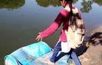 Học sinh Ấn Độ đến trường bằng thùng phuy nhựa