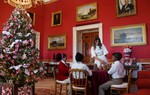 Nhà Trắng rộn ràng Giáng sinh đầu tiên của gia đình Tổng thống Trump