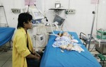 Chữa bệnh bằng sái thuốc phiện, một trẻ nguy kịch