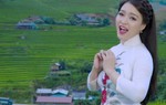 Ca sĩ Đinh Trang mặc áo dài, đi giày cao gót nhảy sạp ở Mù Căng Chải