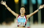 Cô Mizuki Noguchi là người Nhật Bản đầu tiên rước đuốc Olympic Tokyo