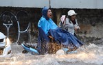 Người Sài Gòn vật lộn với mưa lụt, hôm nay học sinh được nghỉ học