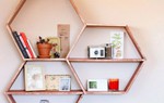 Tự thiết kế giá sách hình tổ ong không lo đụng hàng