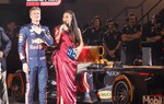 Phương Mai run khi đứng cạnh tay đua F1 huyền thoại David Coulthard 