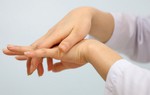 8 bí quyết này giúp hạn chế tê bì chân tay
