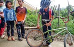 Chiếc xe đạp của ‘cậu bé Sơn La’ được trả giá 103 triệu đồng