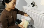 Đôi vợ chồng trẻ không ngại đi gom sữa khắp nơi để lập 'Tủ sữa mẹ miễn phí'