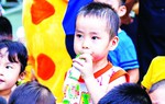 Sữa học đường: Con trẻ uống, người lớn tranh cãi