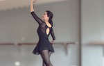 Ca sĩ Phạm Thu Hà múa ballet khi hát ‘Một mình’
