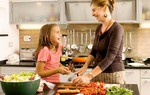 Tuyệt chiêu của mẹ giúp bé mê nấu ăn