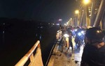 Hà Nội: Ô tô đâm gãy lan can cầu Chương Dương, bay xuống sông Hồng
