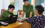 Chiến sỹ công an tới tận nhà làm thẻ căn cước cho người dân