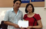 Trao tiền ủng hộ cho gia đình bé gái bị ung thư hạch