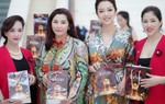 Hoa hậu Jennifer Phạm trải nghiệm mỹ phẩm TrueVans 