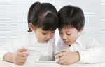 Tổn hại bé phải gánh khi mẹ vừa cho con bú vừa xem TV
