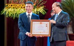 Công Lý hạnh phúc nghẹn ngào khi được phong tặng Nghệ sĩ Nhân dân