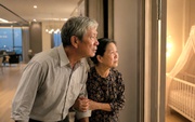 Ông bà nhìn cháu, nước mắt rơi