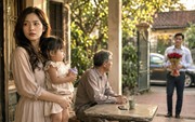 Những bông hoa rụng xuống thềm nhà