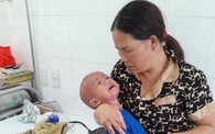 Người mẹ từng 2 lần mất con, nay lại bất lực nhìn sự sống rời xa đứa còn lại