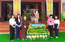 Hội LHPN Việt Nam chúc mừng Ni sư và Phật tử tại chùa Hòa Mạc nhân Đại lễ Phật đản