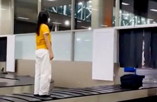 Liên tiếp các nữ hành khách đứng lên băng chuyền hành lý ở sân bay: Cục Hàng không xử lý thế nào?