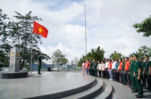 Thiêng liêng lễ chào cờ ở Ngã ba Đông Dương