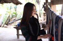 Trải nghiệm vẽ sáp ong và nhuộm vải ở bản Lao Chải