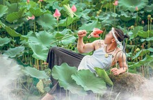 Đàn ông mặc yếm chụp ảnh với hoa sen - trò lố "phản cảm gây chú ý"