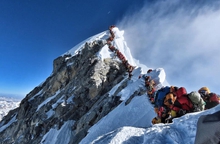 Sự thật phía sau cảnh "tắc đường" lên đỉnh Everest