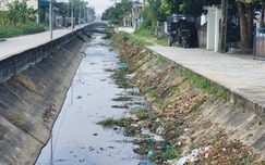 Hà Nam: Người dân ngộp thở vì nước thải chăn nuôi "nhuộm" đen kênh thủy lợi 